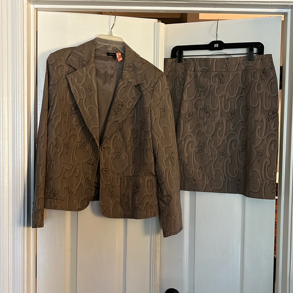 Skirt suit